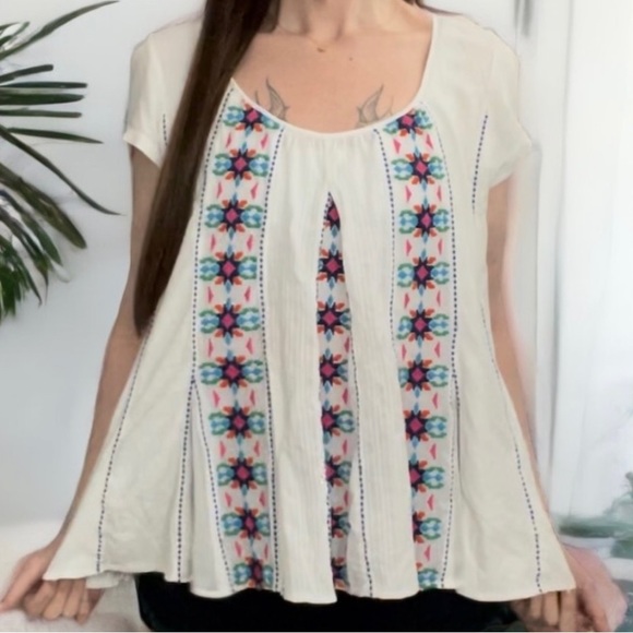 Anthropologie Akemi + Kin Cotton Multicolored Embroidered Whote Noyo Tee Size M - Picture 1 of 10